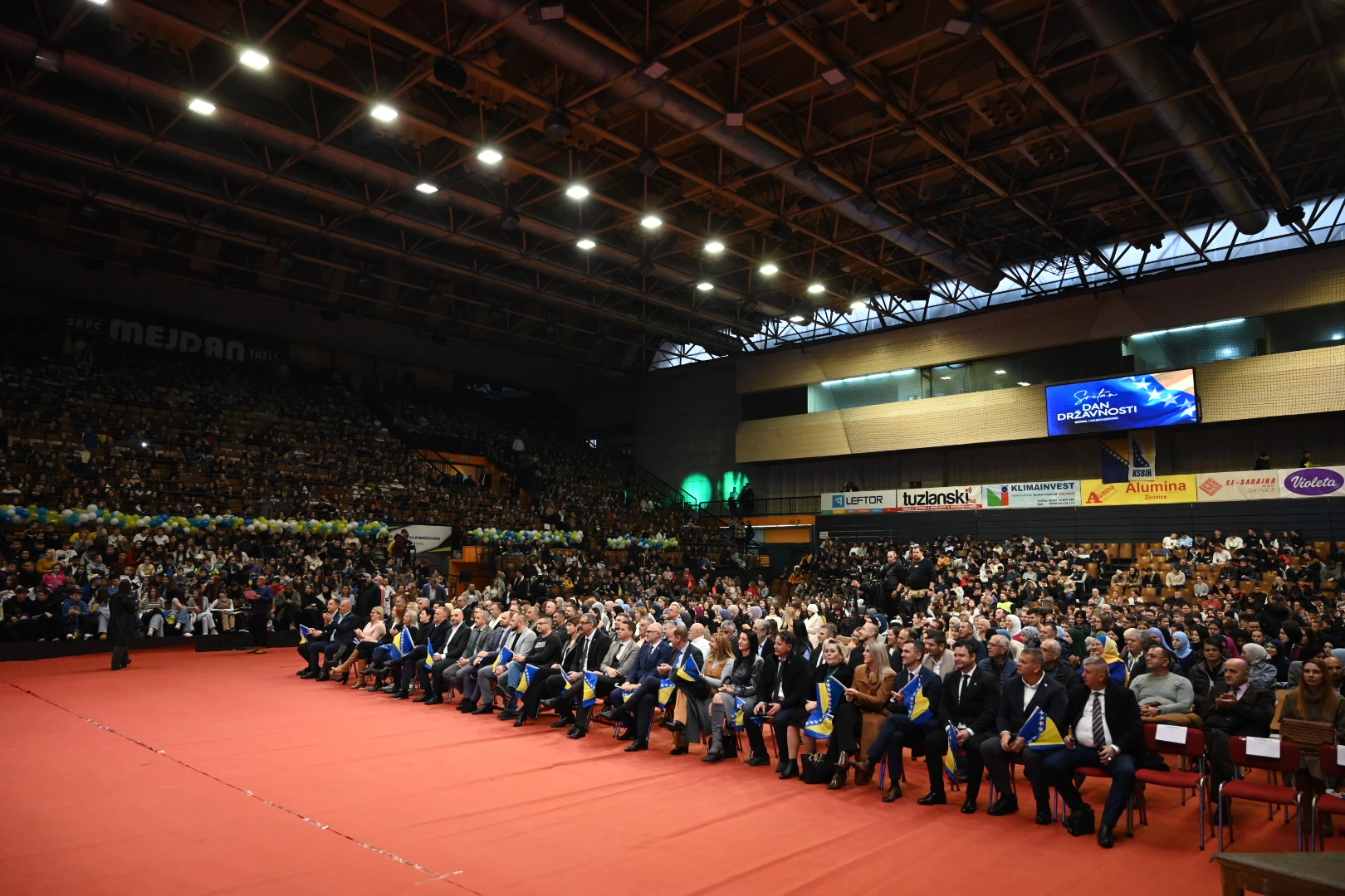 Preko 5000 učenika iz Tuzle manifestacijom „Mojoj domovini“ priredili spektakl povodom Dana državnosti Bosne i Hercegovine